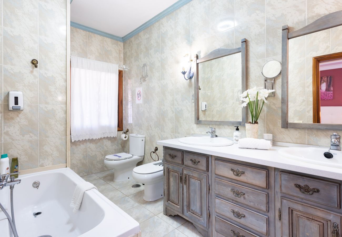 Villa en Las Galletas - Vivienda Vacacional FLORATERE. Piscina y relax.