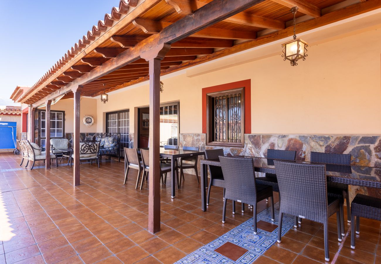 Villa en Las Galletas - Vivienda Vacacional FLORATERE. Piscina y relax.