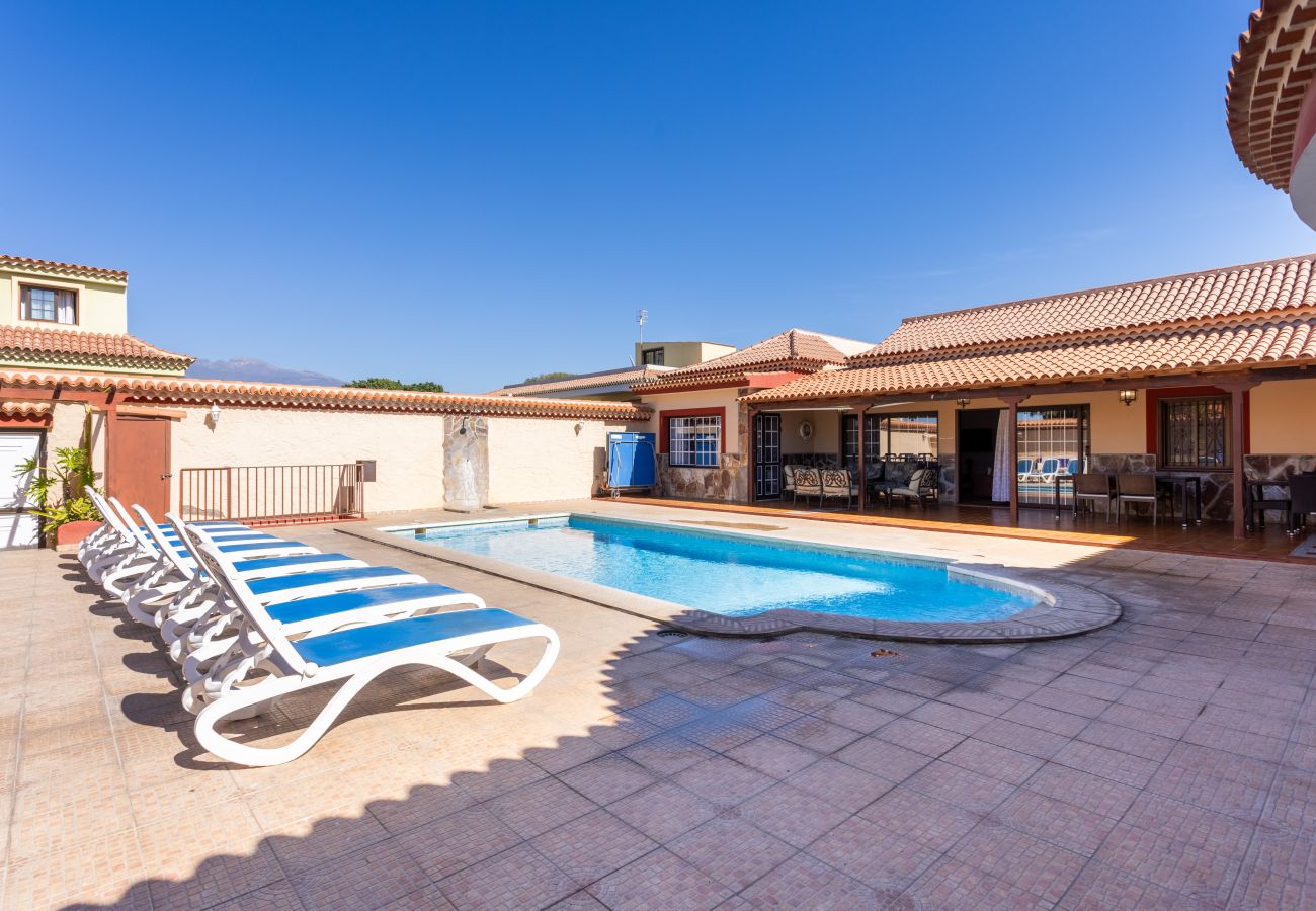 Villa en Las Galletas - Vivienda Vacacional FLORATERE. Piscina y relax.
