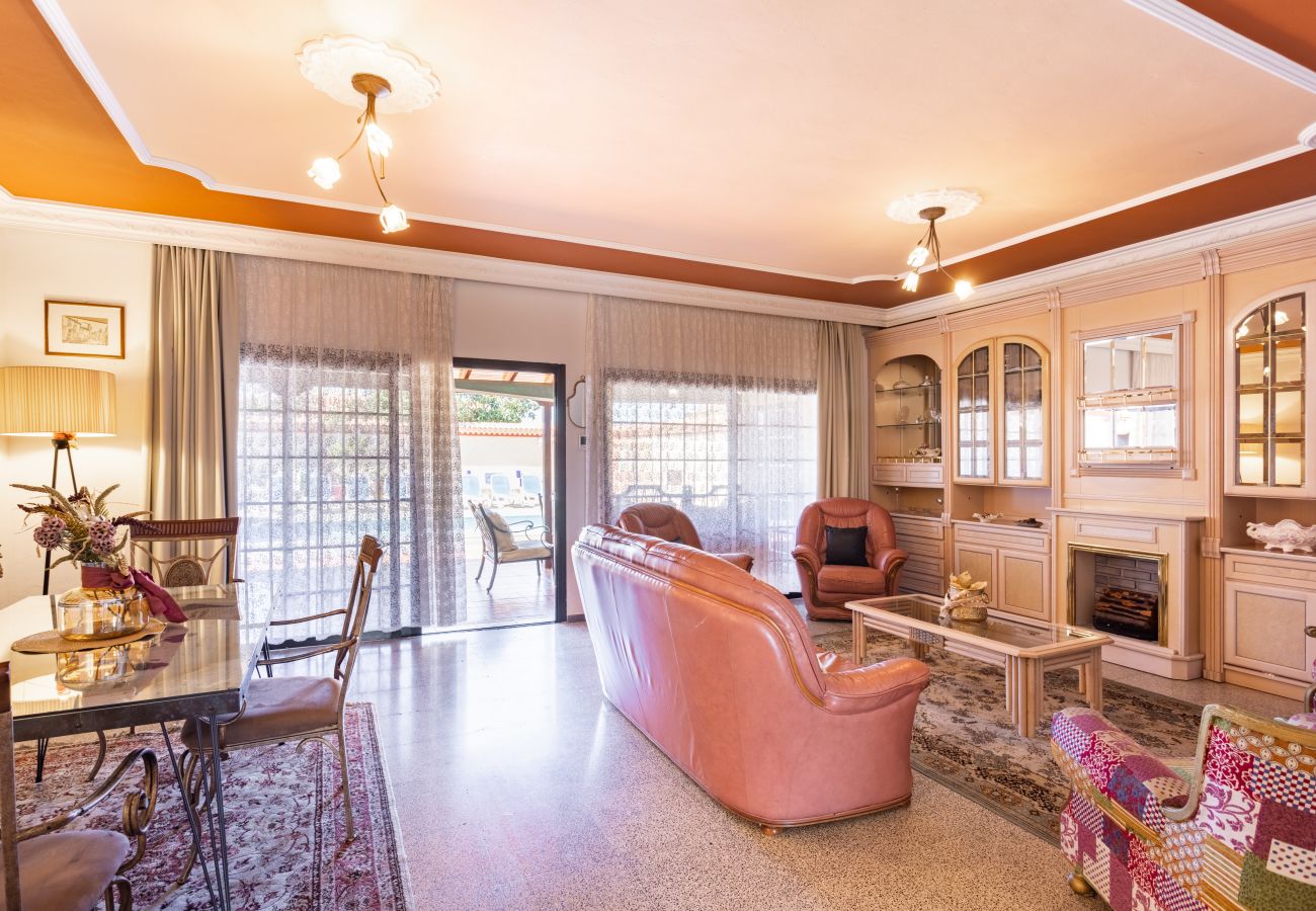 Villa en Las Galletas - Vivienda Vacacional FLORATERE. Piscina y relax.