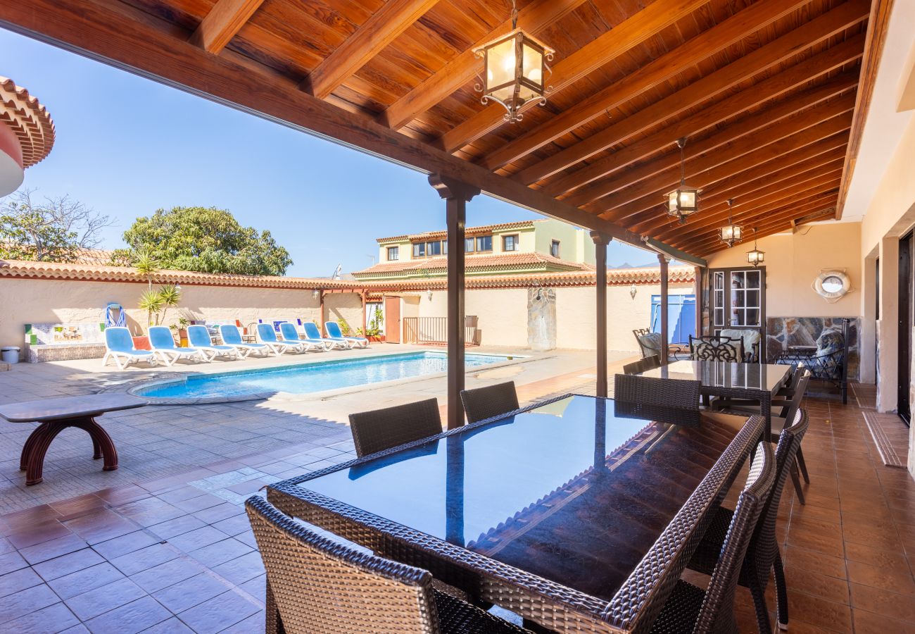Villa en Las Galletas - Vivienda Vacacional FLORATERE. Piscina y relax.