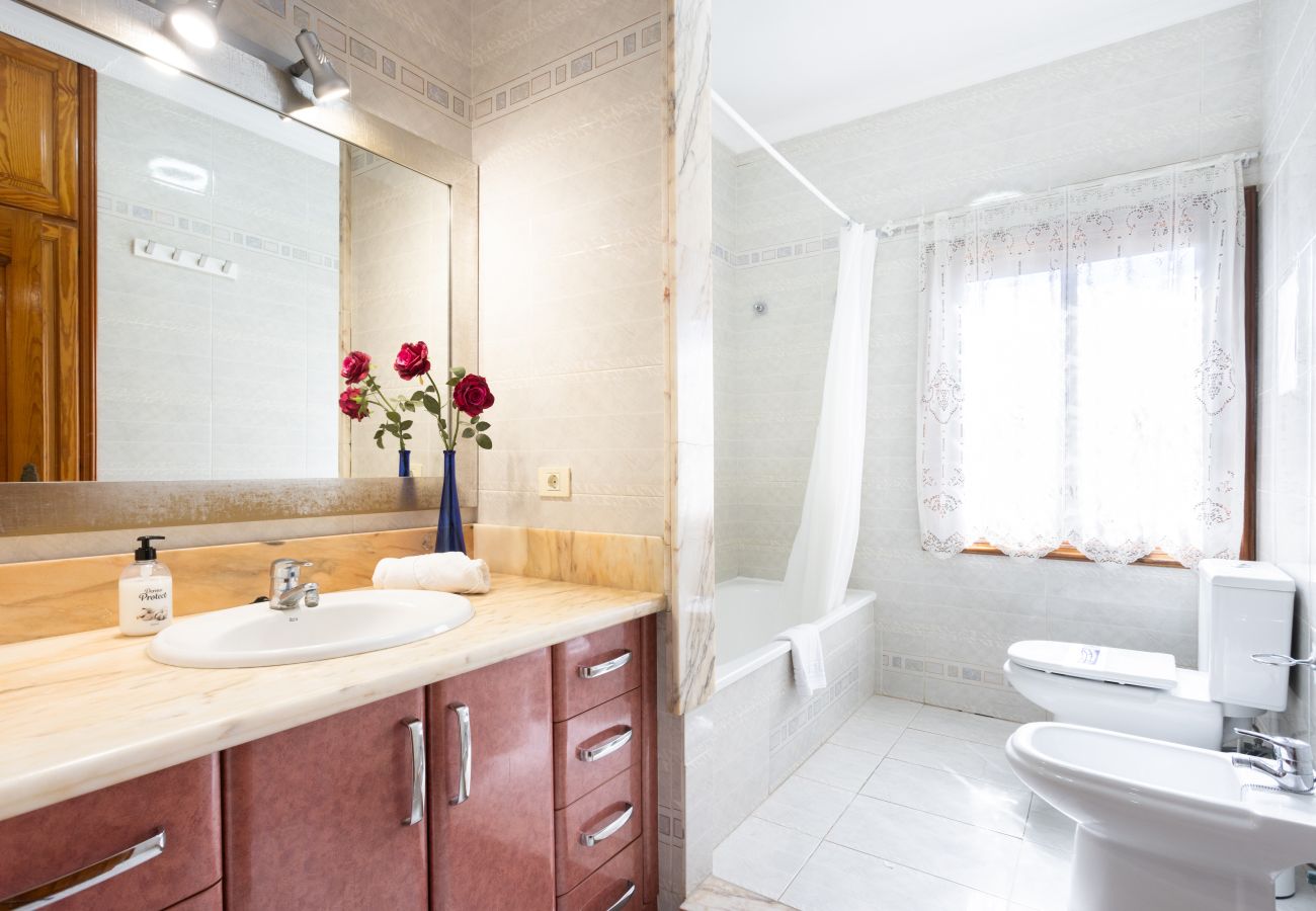 Villa en Las Galletas - Vivienda Vacacional FLORATERE. Piscina y relax.