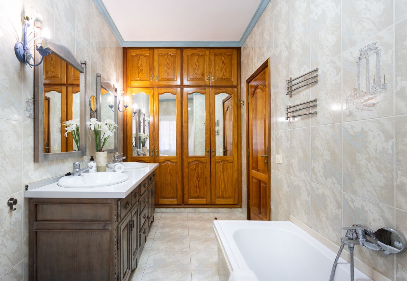 Villa en Las Galletas - Vivienda Vacacional FLORATERE. Piscina y relax.