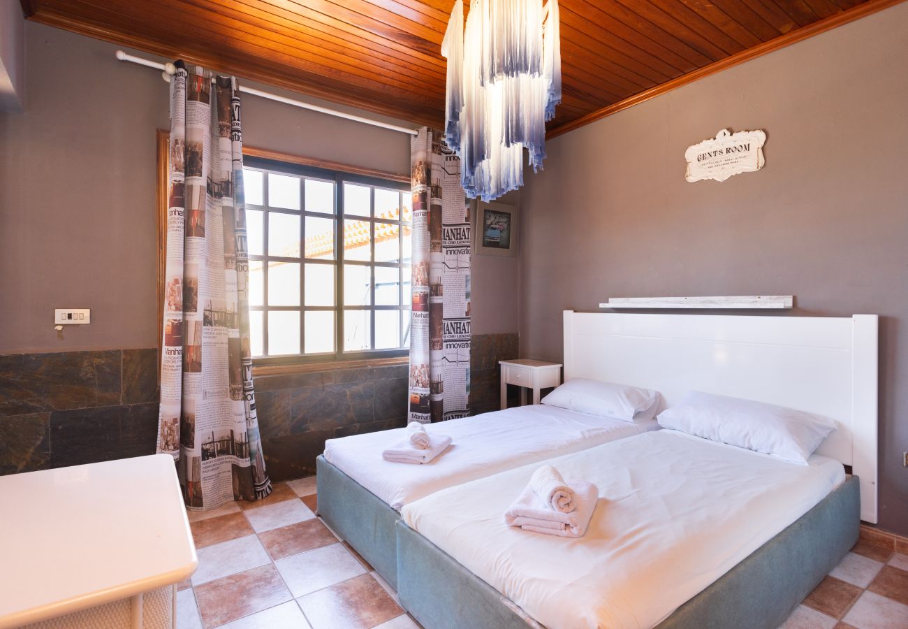 Villa en Las Galletas - Vivienda Vacacional FLORATERE. Piscina y relax.