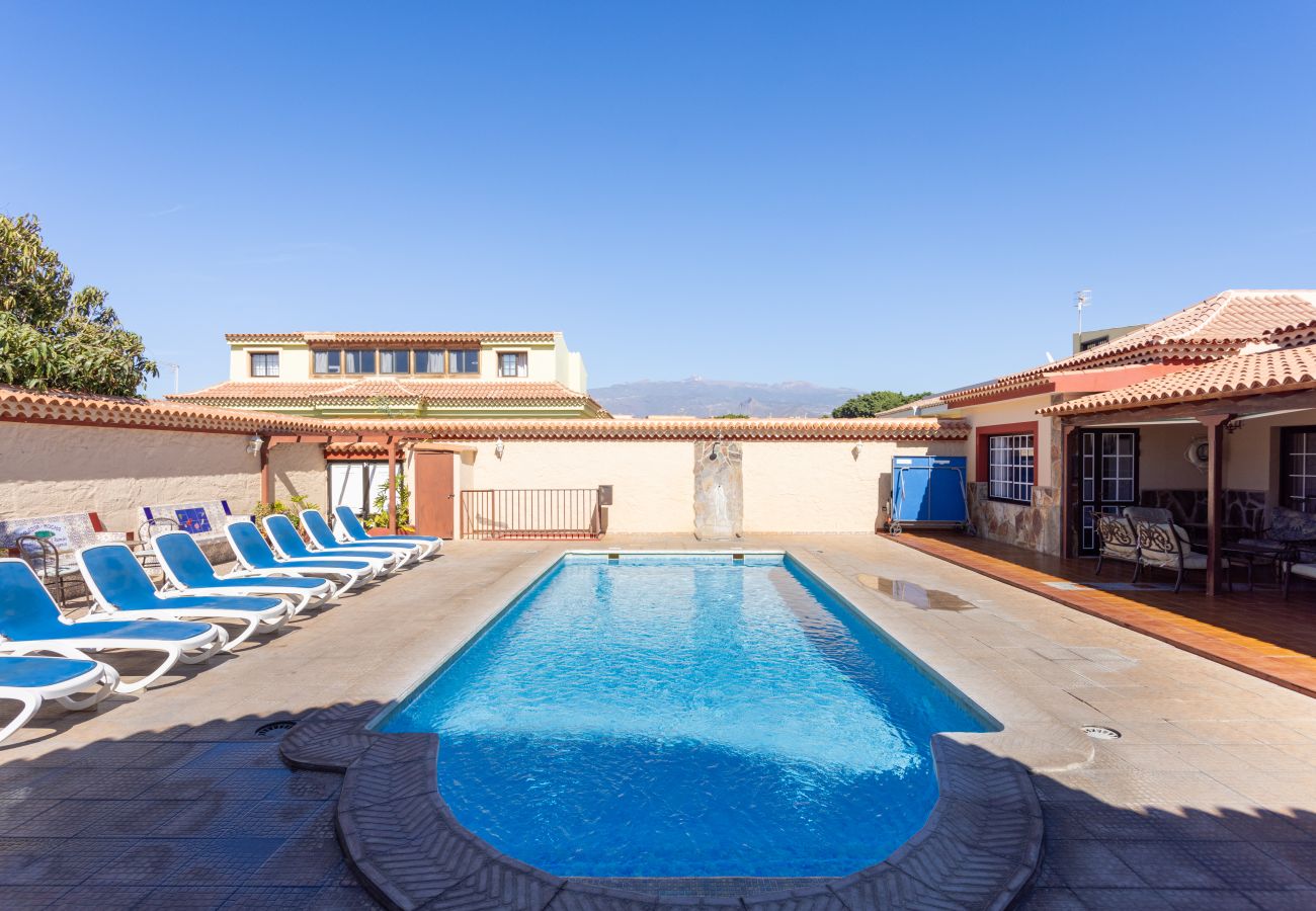 Villa en Las Galletas - Vivienda Vacacional FLORATERE. Piscina y relax.