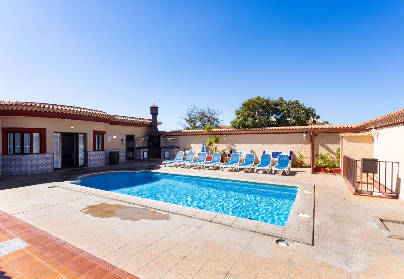 Villa en Las Galletas - Vivienda Vacacional FLORATERE. Piscina y relax.