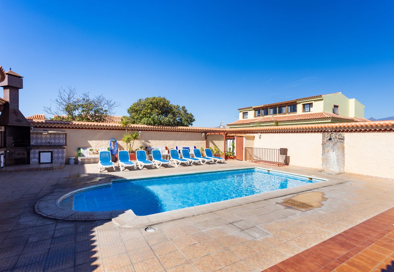 Villa en Las Galletas - Vivienda Vacacional FLORATERE. Piscina y relax.