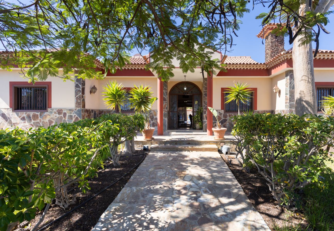 Villa en Las Galletas - Vivienda Vacacional FLORATERE. Piscina y relax.
