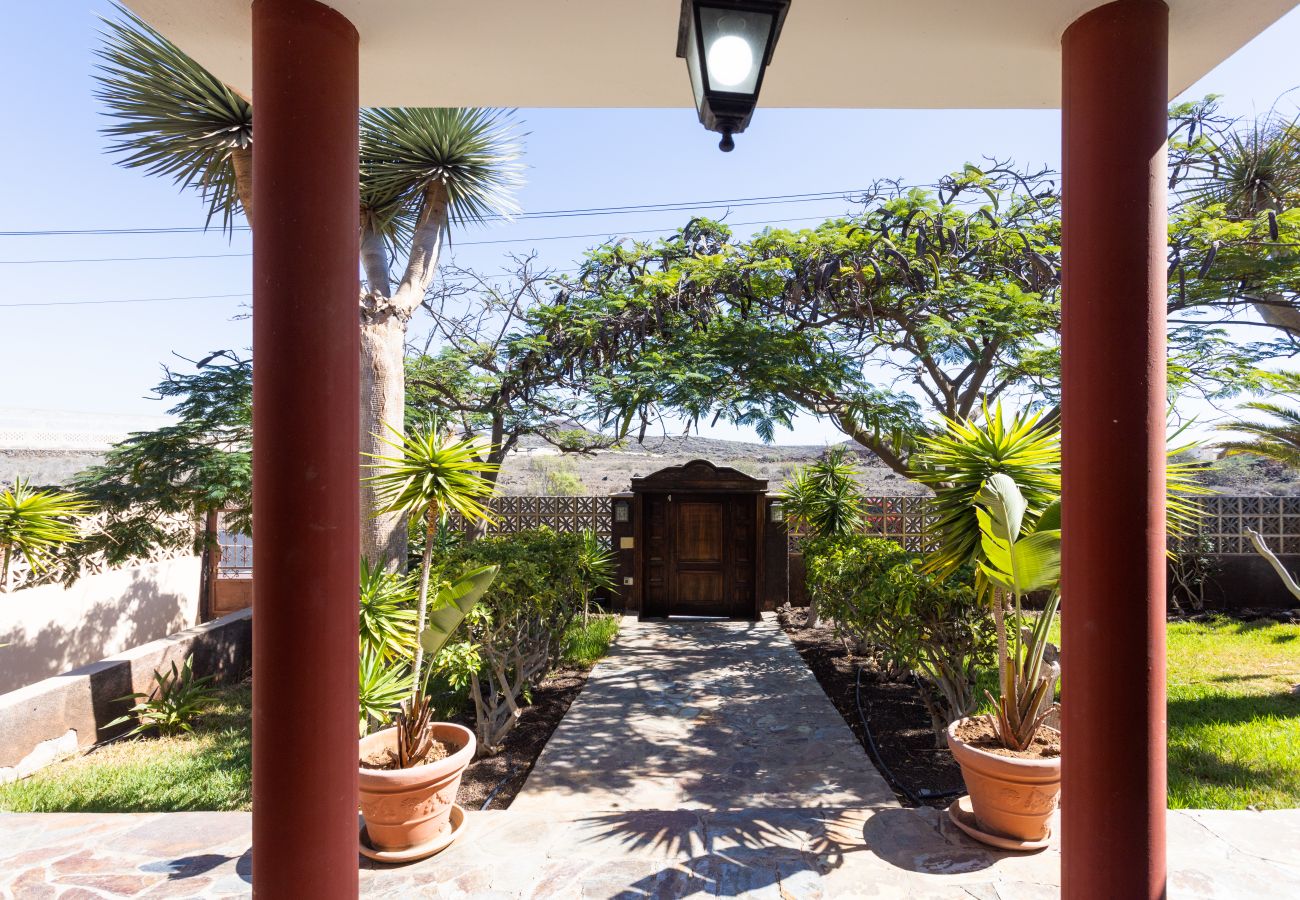 Villa en Las Galletas - Vivienda Vacacional FLORATERE. Piscina y relax.