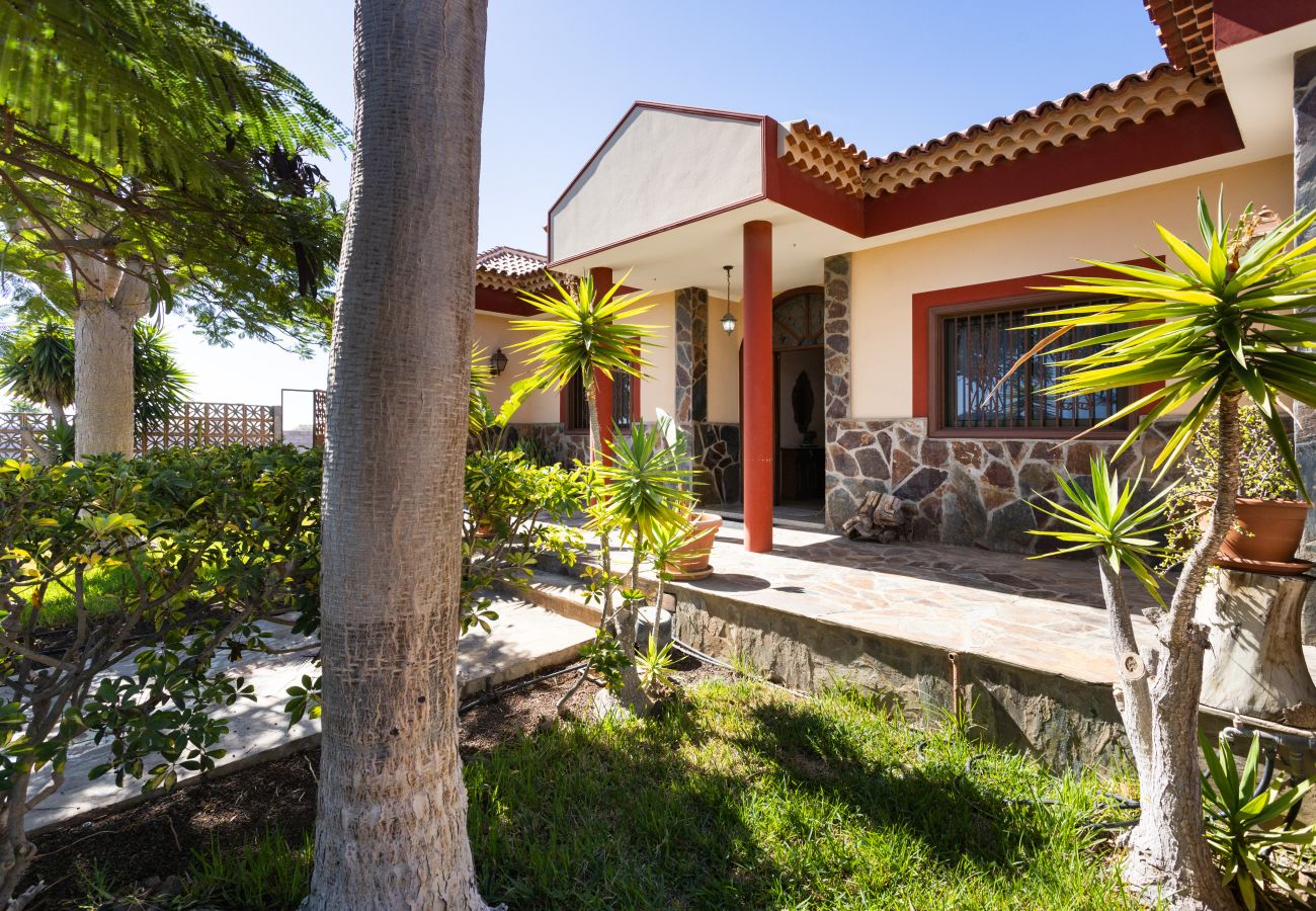 Villa en Las Galletas - Vivienda Vacacional FLORATERE. Piscina y relax.