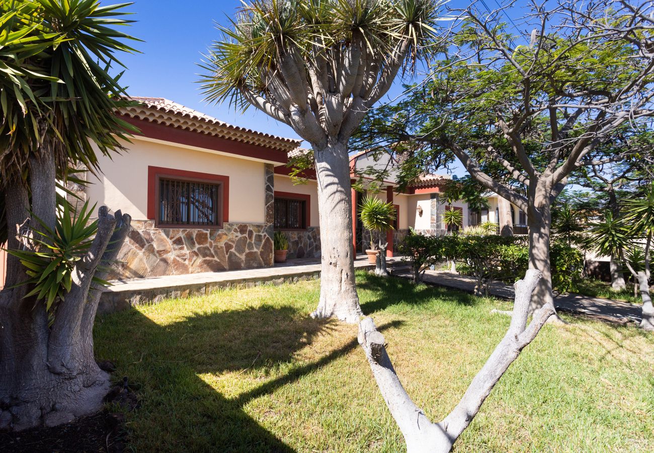 Villa en Las Galletas - Vivienda Vacacional FLORATERE. Piscina y relax.