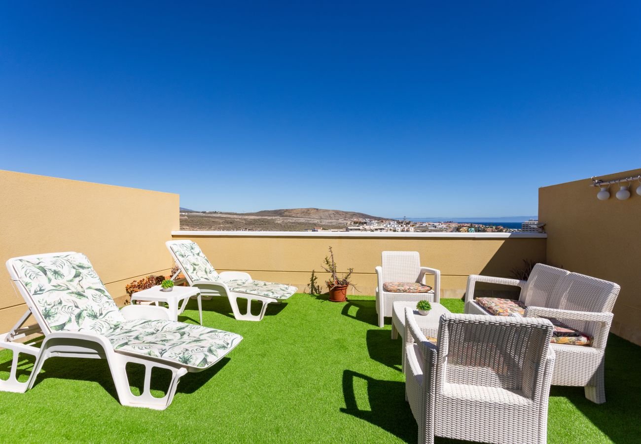 Apartamento en El Medano - Lovely seaview apartment. Swimming pool & parking.