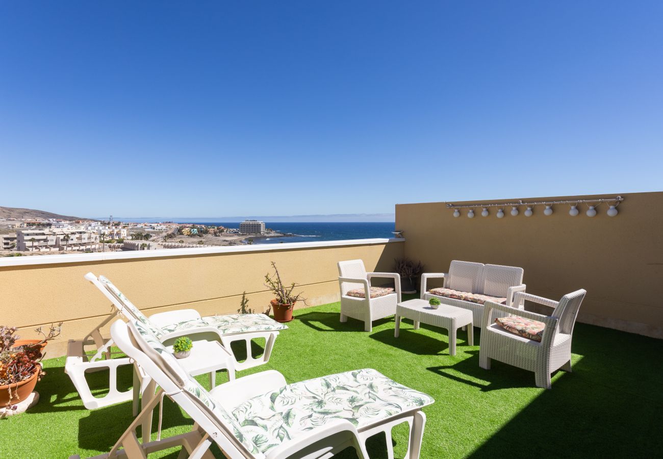 Apartment in El Medano - Lovely seaview apartment. Swimming pool & parking.