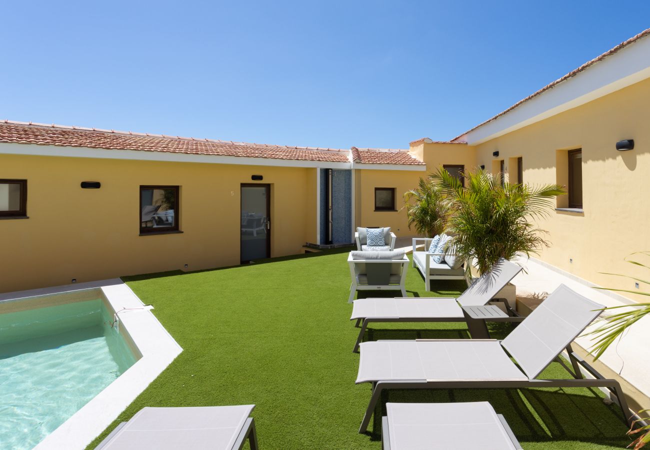 Villa a Adeje - Wonderful home with heated pool